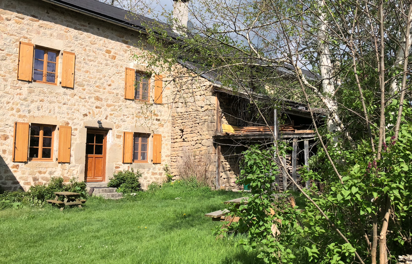 Jardin équipé d'une table extérieure et de chaises longues - Hébergement touristique Auvergne-Rhône-Alpes Haute-Loire La Ferme de Sabadel