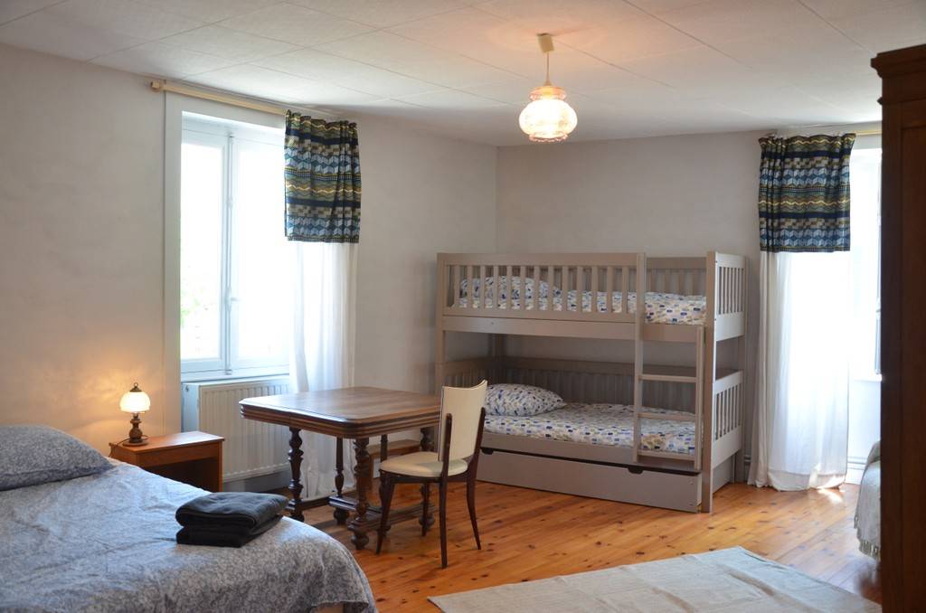 chambre "la cabane" - Hébergement touristique Bourgogne-Franche-Comté Jura les gîtes du passage: "la popote"