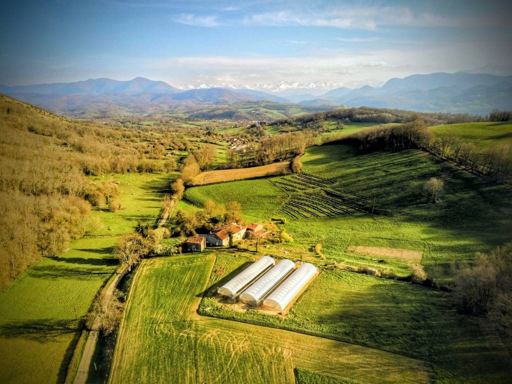 Vue d'ensemble de la ferme - Hébergement touristique Occitanie Ariège Grand gîte écologique à la ferme