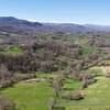 Vue du village depuis la route du hameau -  Gîte La Pensée Sauvage, convivialité et ressourcement auprès des plantes (Occitanie, Ariège)