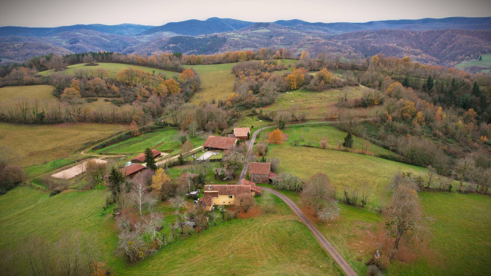 Vue aérienne du hameau - Hébergement touristique Occitanie Ariège La Pensée Sauvage, convivialité et ressourcement auprès des plantes