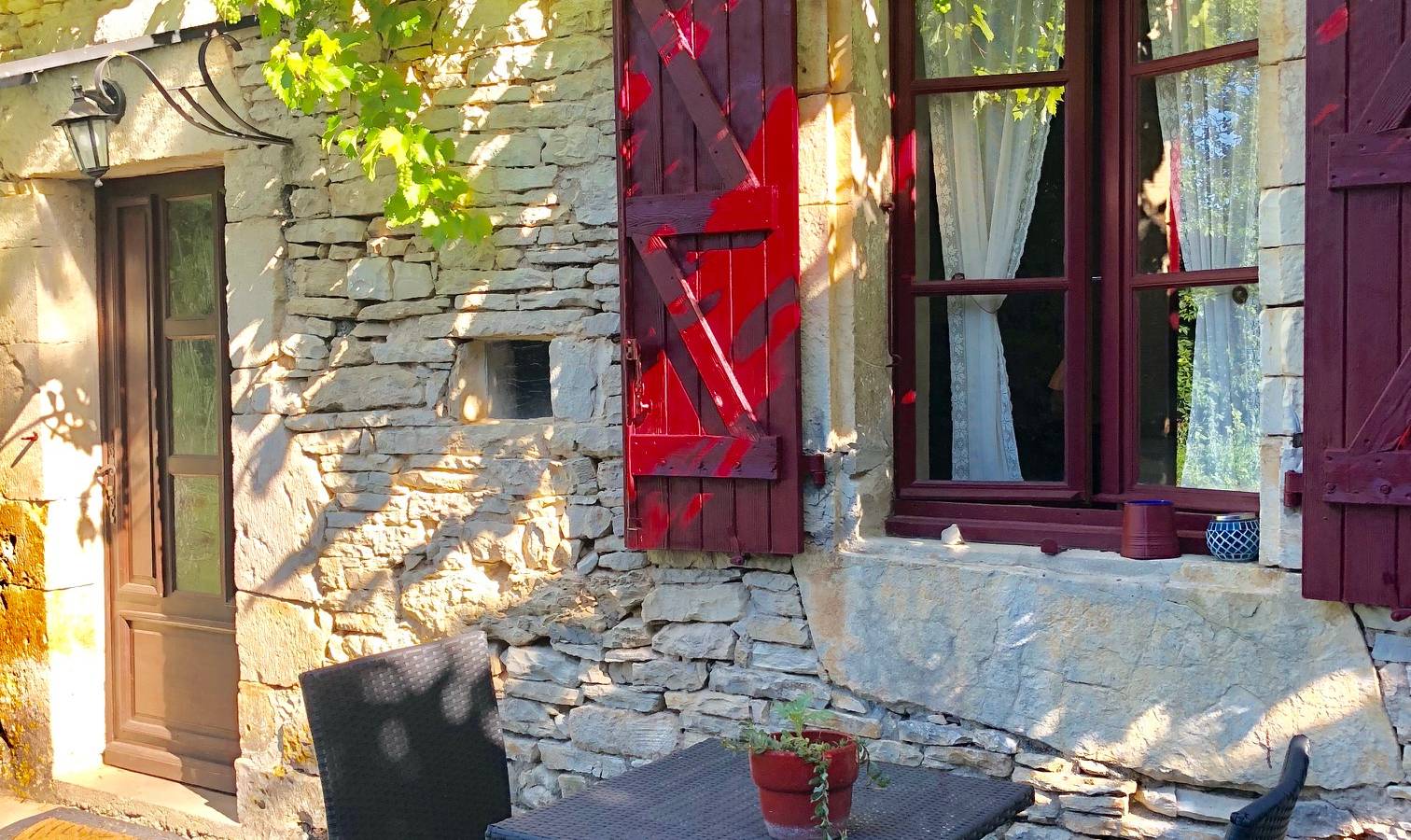 la terrasse de devant - Tourist accommodation Occitanie Lot Le Gîte de Siffray