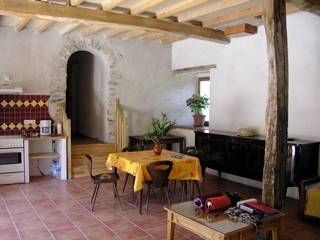 Salon cuisine au rez de chaussée. - Hébergement touristique Occitanie Ariège Sarda le fort - Gite 1