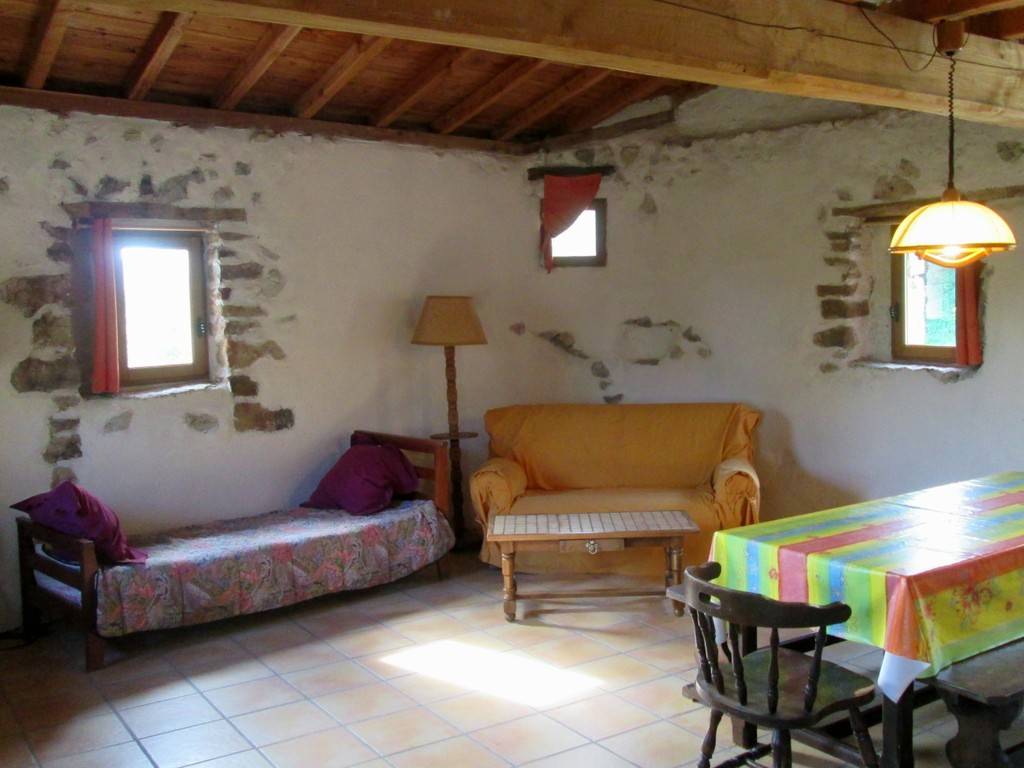 Le coin salon. - Hébergement touristique Occitanie Ariège Sarda le fort - Gite 2