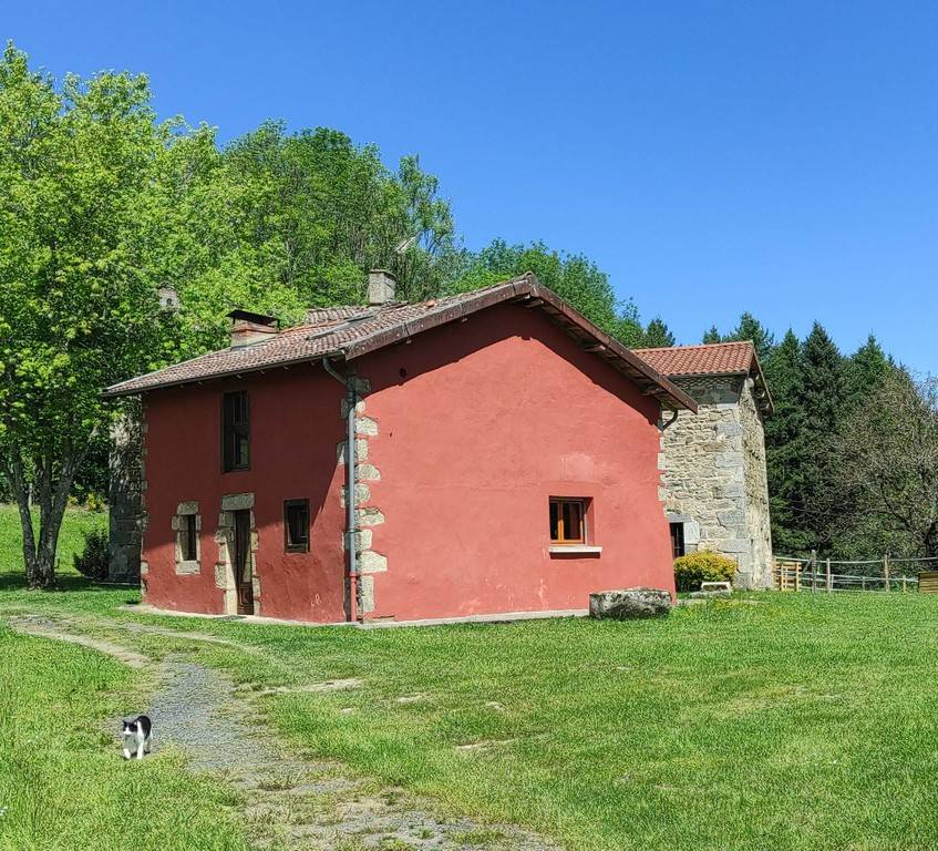 Hébergement touristique Auvergne-Rhône-Alpes Puy-de-Dôme Gîte La Roche