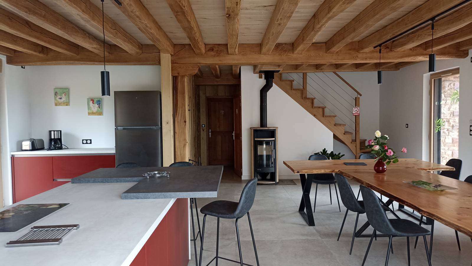 pièce de vie principale 50m² espace cuisine séjour salon - Hébergement touristique Pays de la Loire Loire-Atlantique GITE DES BOIS