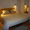La chambre double : ambiance paisible entre terre crue, tommettes, bois et peintures écologiques -  Gîte Le gîte Terre Compagne pour 1 ou 2 personnes, accessible PMR (Bretagne, Ille-et-Vilaine)