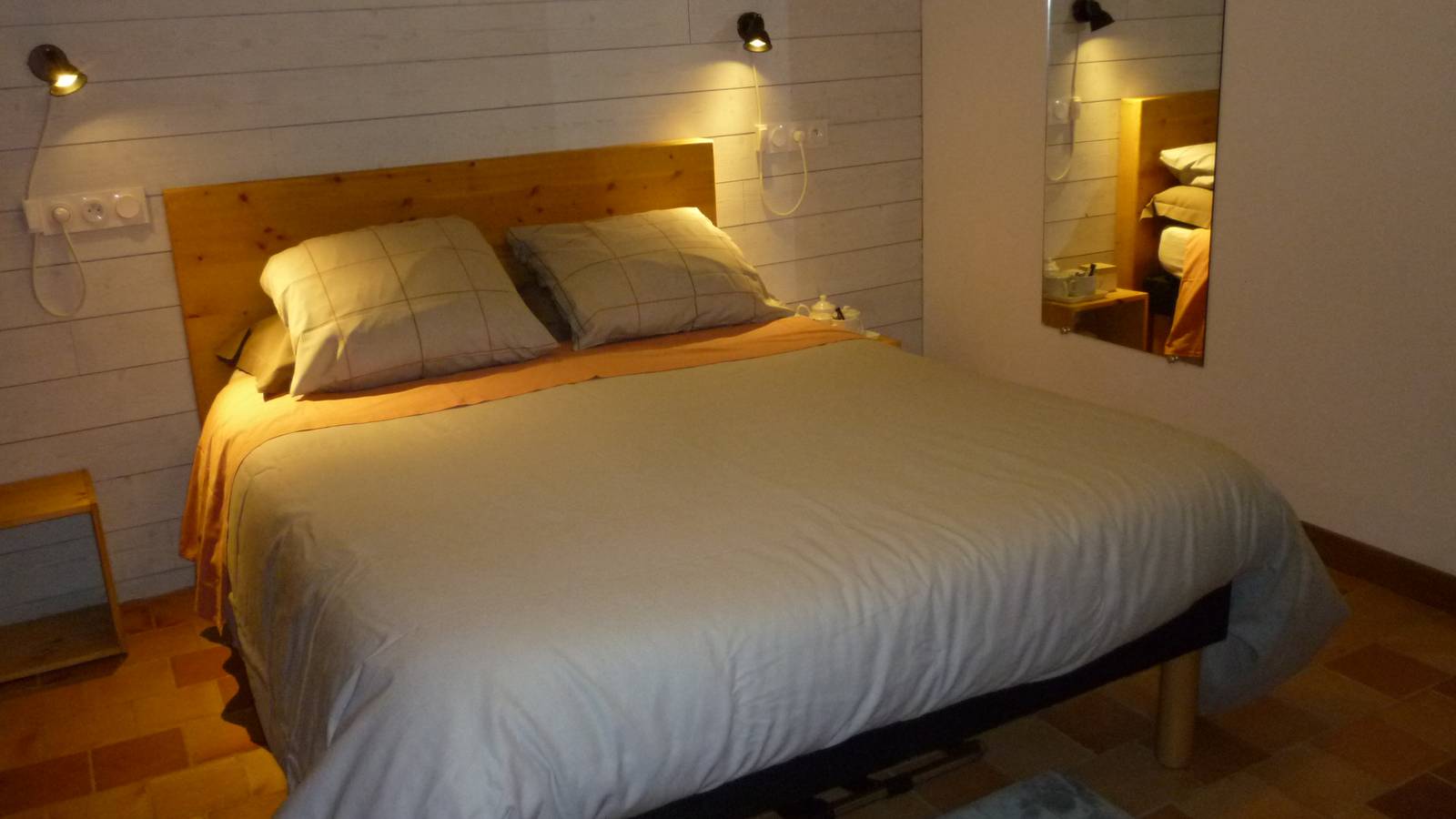 La chambre double : ambiance paisible entre terre crue, tommettes, bois et peintures écologiques - Hébergement touristique Bretagne Ille-et-Vilaine Le gîte Terre Compagne pour 1 ou 2 personnes, accessible PMR