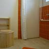 La salle d'eau italienne et ses toilettes sèches contemporaines -  Gîte Le gîte Terre Compagne pour 1 ou 2 personnes, accessible PMR (Bretagne, Ille-et-Vilaine)