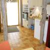La cuisine salle à manger chaleureuse avec le poêle à granulés -  Gîte Le gîte Terre Compagne pour 1 ou 2 personnes, accessible PMR (Bretagne, Ille-et-Vilaine)