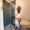 Salle de bain bleue -   Gîte de la Ferme de Panacée (Auvergne-Rhône-Alpes, Ardèche)