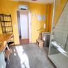 Salle de bain jaune -   Gîte de la Ferme de Panacée (Auvergne-Rhône-Alpes, Ardèche)
