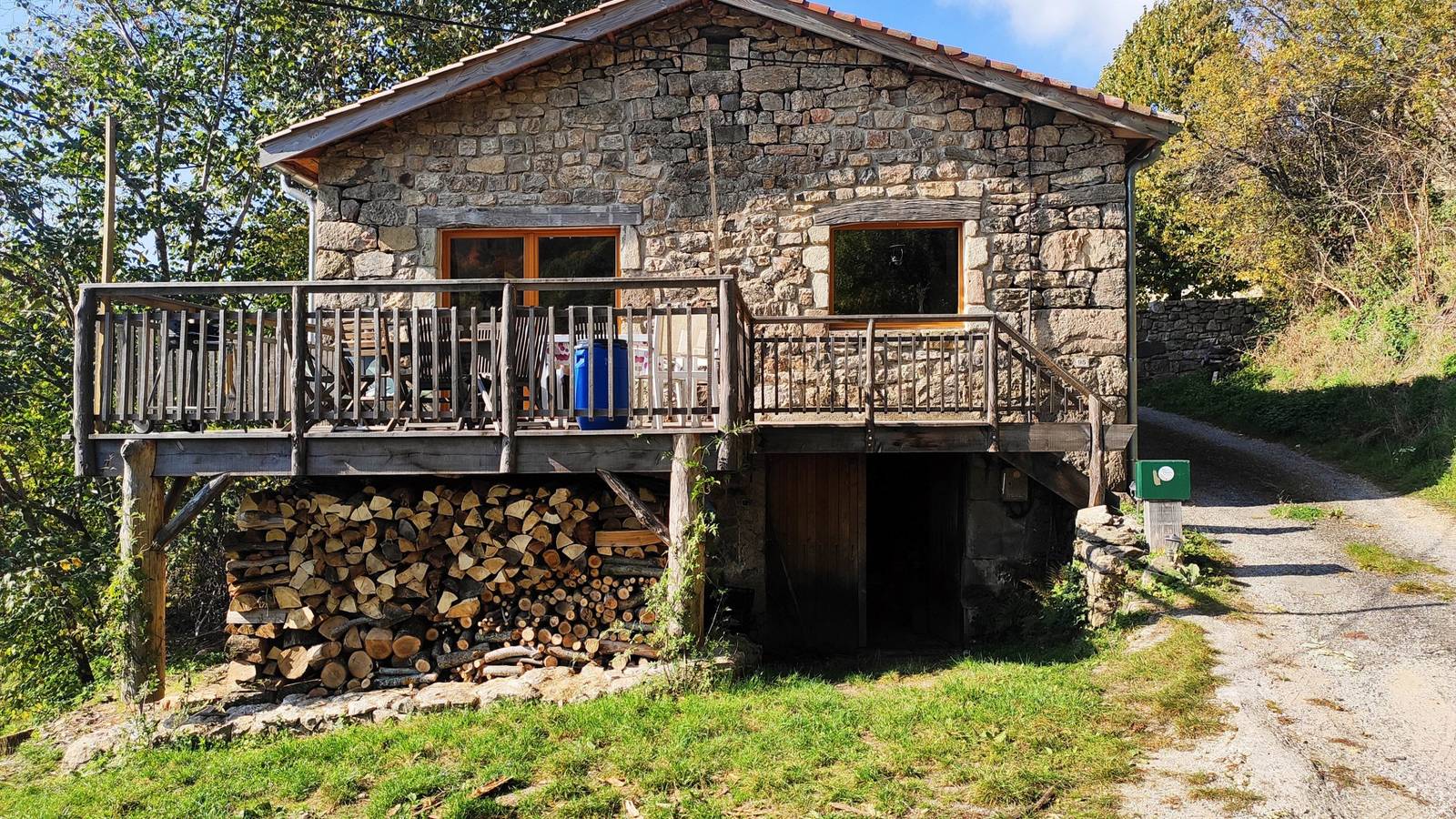 Façade - Hébergement touristique Auvergne-Rhône-Alpes Ardèche Gîte de la Ferme de Panacée