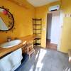 Salle de bain jaune -   Gîte de la Ferme de Panacée (Auvergne-Rhône-Alpes, Ardèche)