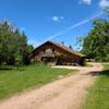 Vue extérieure de loin -  Gîte (holiday cottage) Large Chalet (Auvergne-Rhône-Alpes, Allier)