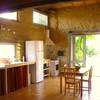 Terre crue, terre cuite, bois, une athmosphère sereine et lumineuse -  Gîte Les Eco-Logis d'Ensarnaut "Côté Laurier" (Occitanie, Gers)