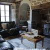 Salon ouvert avec cantou traditionnel -  Gîte 2 (Auvergne-Rhône-Alpes, Cantal)