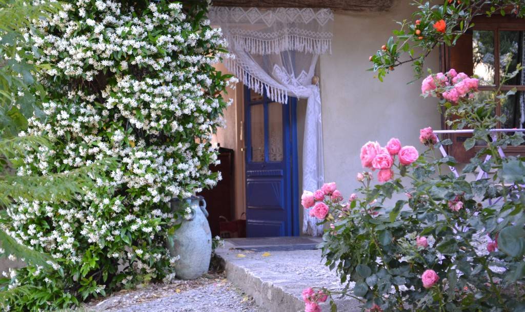 L'entrée du gîte de la Fontaine - Hébergement touristique Auvergne-Rhône-Alpes Drôme La Fontaine