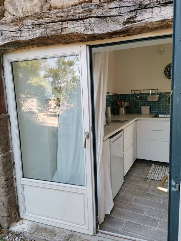 Entrée sur la cuisine - Hébergement touristique Occitanie Aveyron Centaurée