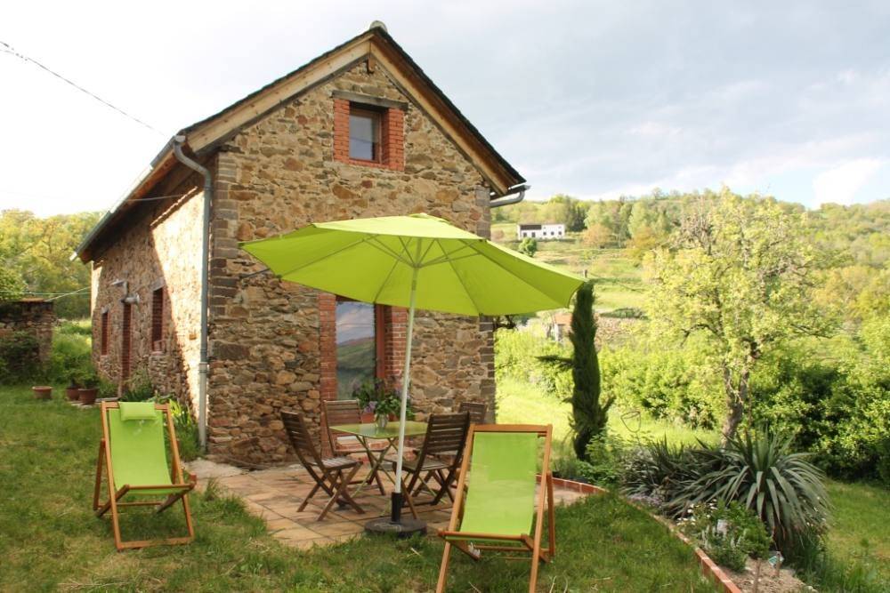 Le gîte et sa terrasse - Hébergement touristique Occitanie Aveyron Safran