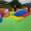 Séjour famille : Jeu coopératif du parachute -  Accueil social Gîte de la Tuilerie (Auvergne-Rhône-Alpes, Rhône)