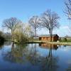 L'Étang avec son chalet équipé  -  Accueil social Accueil au refuge de la fontaine (Bretagne, Ille-et-Vilaine)