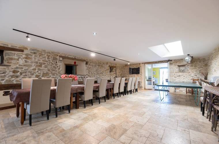 Tables dressées de la grande salle -  GITE DES 3 SUISSESSES (Grand Est, Vosges)