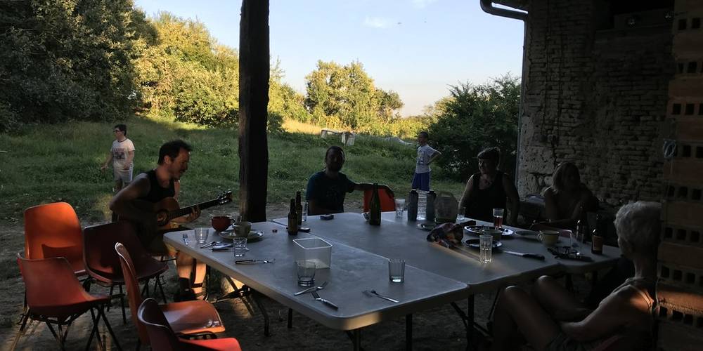 Discussion sous le hangar -  CAMPING DU MOUTON NOIR (Occitanie, Gers)