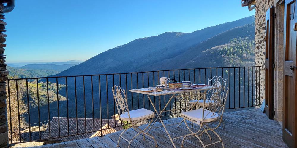 La terrasse de la Grange, vue sur la valléeet le hameau -  LE FRONTAL HAUT (Occitanie, Gard)