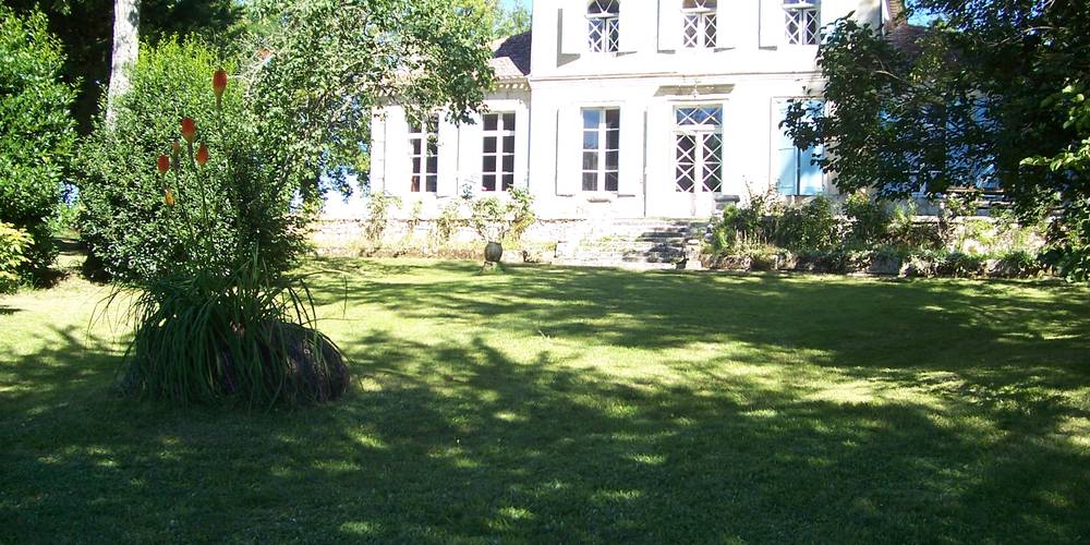 Belle maison familliale située dans un parc dont les arbres centenaires apportent un charme et une certaine fraîcheur à ce lieu au passé historique. -  CHÂTEAU LAROQUE (Nouvelle-Aquitaine, Dordogne)