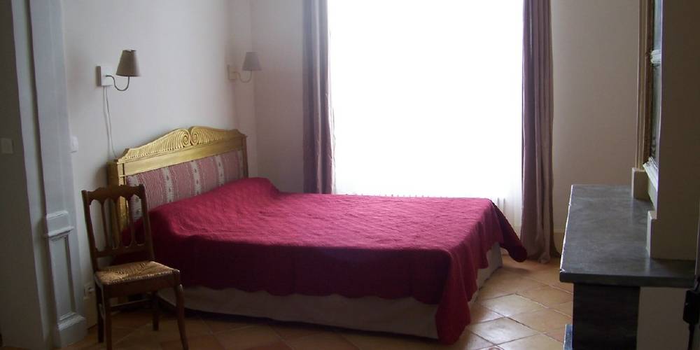 la chambre blanche pour une ou deux personnes -  CHÂTEAU LAROQUE (Nouvelle-Aquitaine, Dordogne)