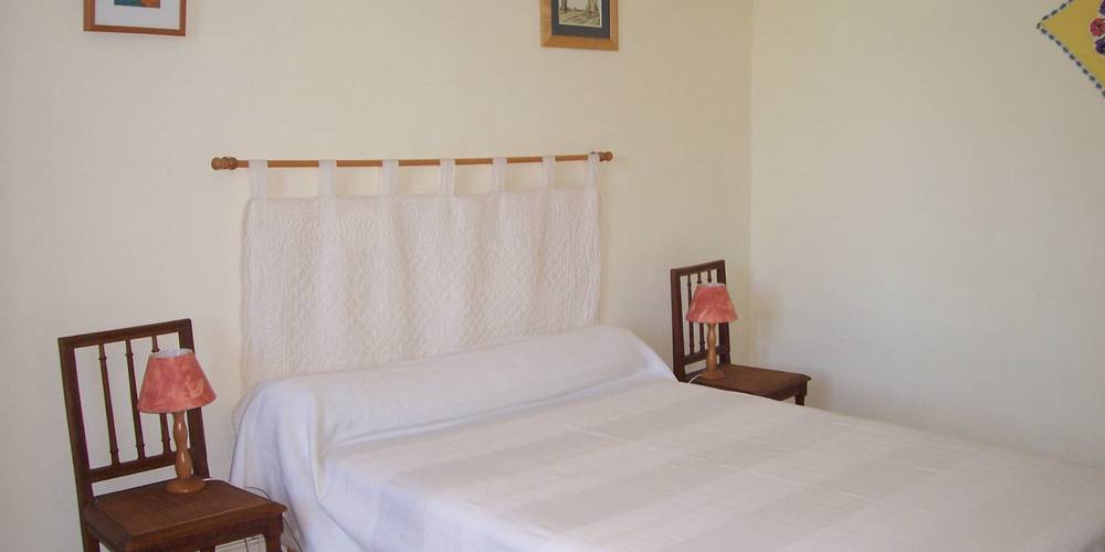 la chambre jaune pour une ou deux personnes -  CHÂTEAU LAROQUE (Nouvelle-Aquitaine, Dordogne)