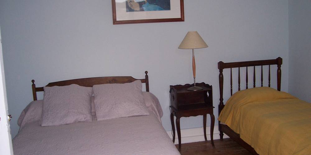 la chambre bleue pouvant loger une à quatre personnes -  CHÂTEAU LAROQUE (Nouvelle-Aquitaine, Dordogne)