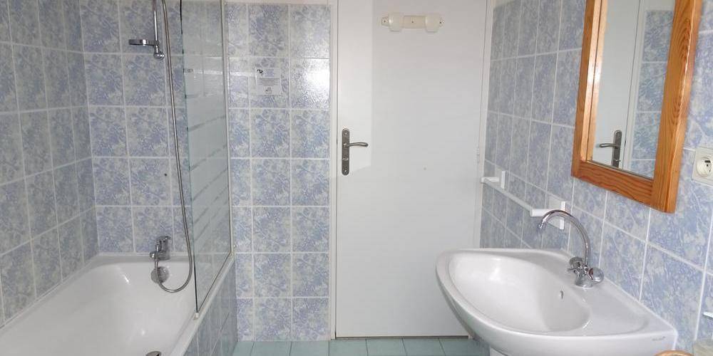 Salle de bain sur le pallier -  Les petites centaurées (Normandie, Manche)