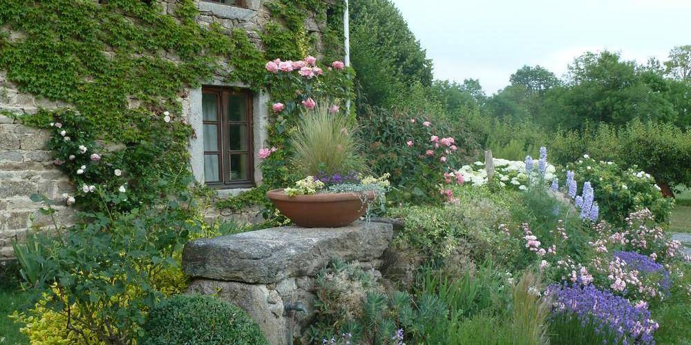 un environnement fleuri -  BARN DU PHAUX (Auvergne-Rhône-Alpes, Loire)