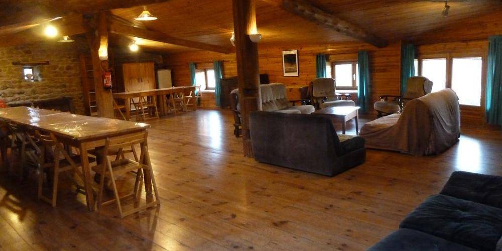 salle commune du gîte -  BARN DU PHAUX (Auvergne-Rhône-Alpes, Loire)