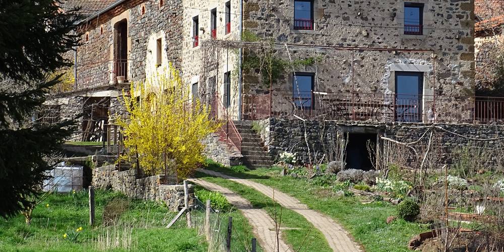Notre auberge au printemps -  La Table de Vailhac (Auvergne-Rhône-Alpes, Haute-Loire)