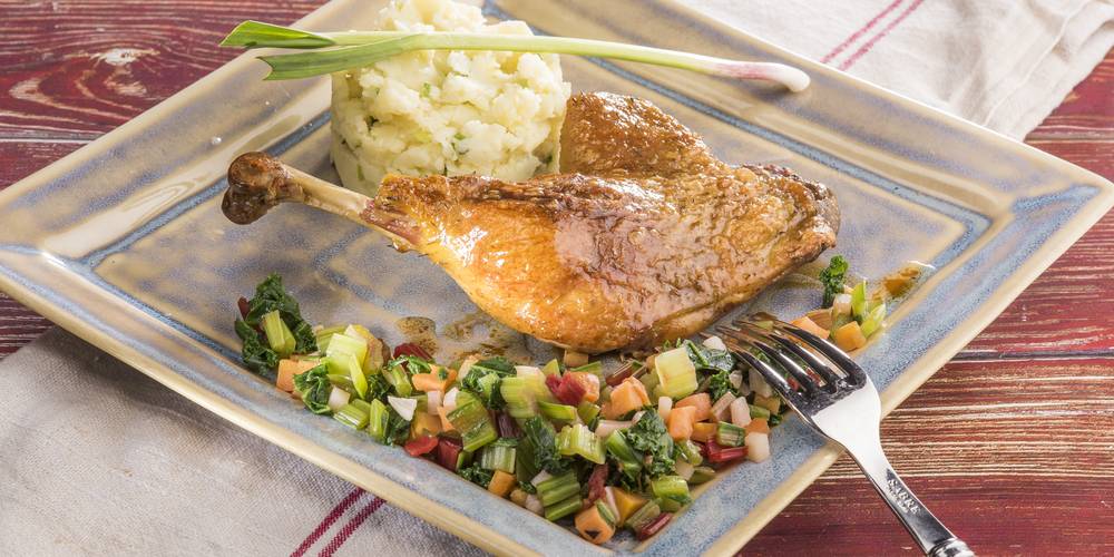 Cuisse de canette aux petits légumes et écrasées de pomme de terre aux poireaux -  La Table de Vailhac (Auvergne-Rhône-Alpes, Haute-Loire)