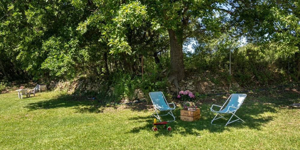 Sieste sous le grand chêne au son des cigales -  Les Ruchers des Mességuières (Provence-Alpes-Côte d’Azur, Vaucluse)