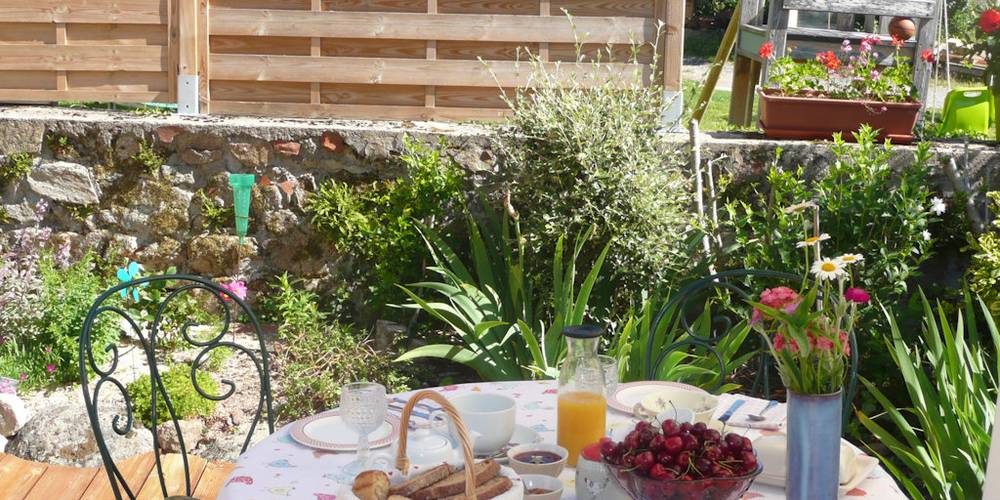 Petit déjeuner sur la terrasse -  LES UNS LES Z'HOTES (Auvergne-Rhône-Alpes, Loire)