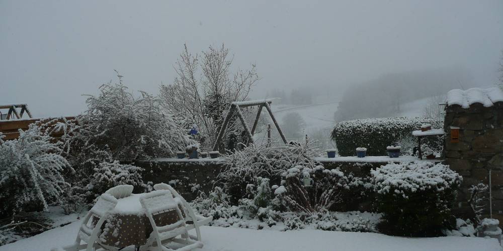 Il y a de la neige, parfois -  LES UNS LES Z'HOTES (Auvergne-Rhône-Alpes, Loire)