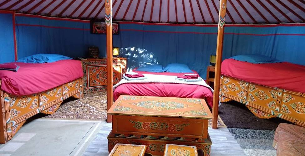 La vie en bleu sous la yourte en haut -  CAMPING PAYSAN DE LA GILBERDIÈRE (Normandie, Orne)