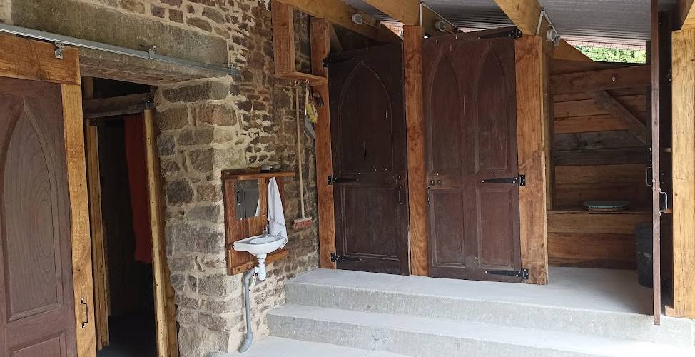 Toilettes modernes, d'aujourd'hui sans eau, dites toilettes sèches -  CAMPING PAYSAN DE LA GILBERDIÈRE (Normandie, Orne)