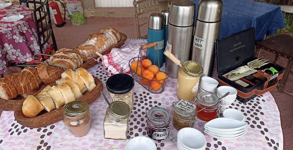 Petit déjeuner à la Parlotte -  CAMPING PAYSAN DE LA GILBERDIÈRE (Normandie, Orne)