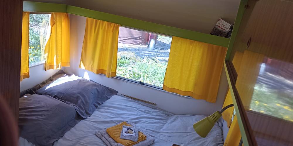 la caravane jaune -  CAMPING PAYSAN DE LA GILBERDIÈRE (Normandie, Orne)
