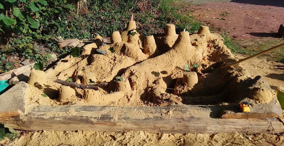 oeuvre commune des enfants au bac à sable -  CAMPING PAYSAN DE LA GILBERDIÈRE (Normandie, Orne)