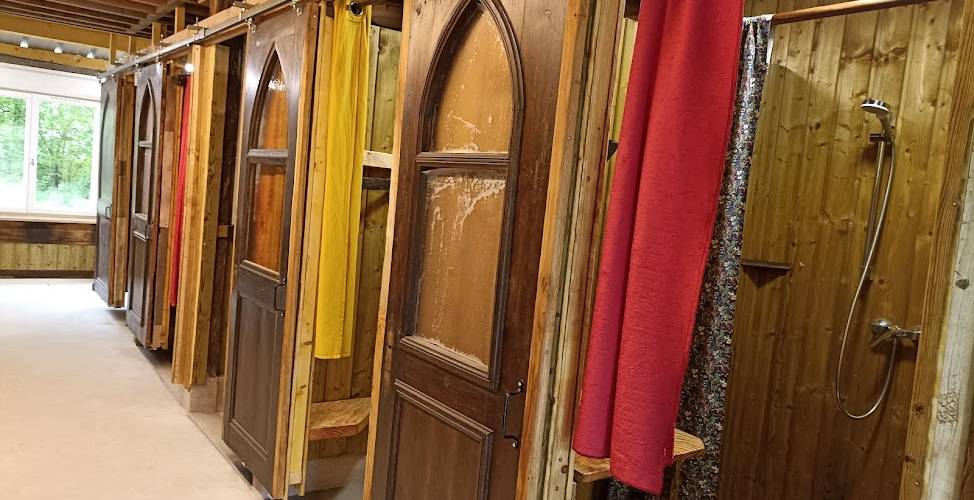 Non pas un confessional mais des douches -  CAMPING PAYSAN DE LA GILBERDIÈRE (Normandie, Orne)