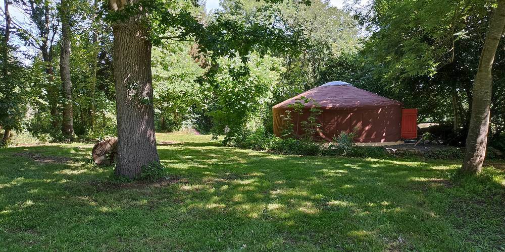 La yourte du haut sous les arbres -  CAMPING PAYSAN DE LA GILBERDIÈRE (Normandie, Orne)