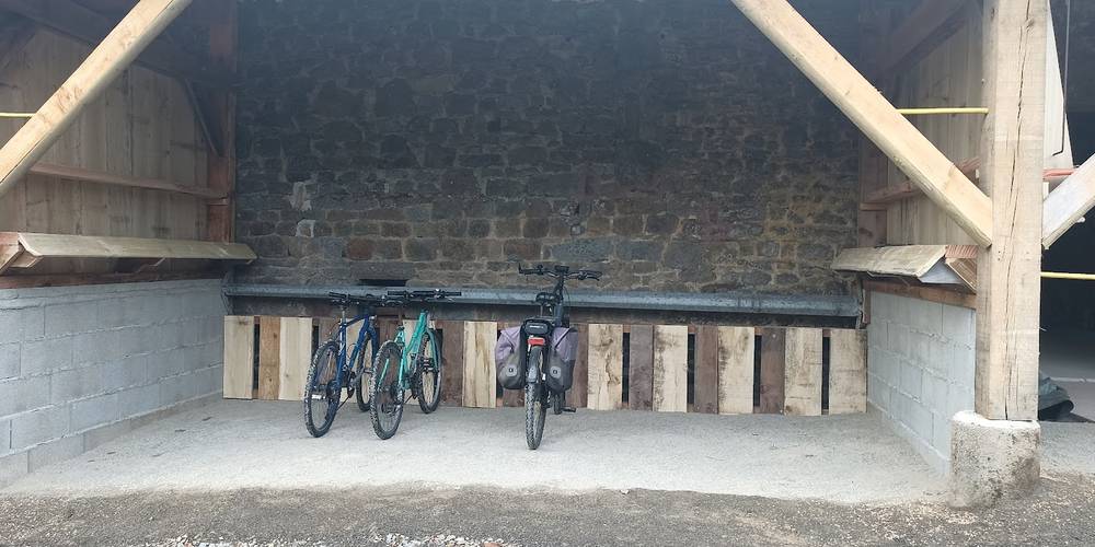 Espace vélo ou espace  d'attache chevaux -  CAMPING PAYSAN DE LA GILBERDIÈRE (Normandie, Orne)
