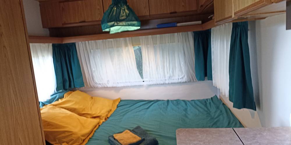 intérieur carvane tuquoise -  CAMPING PAYSAN DE LA GILBERDIÈRE (Normandie, Orne)